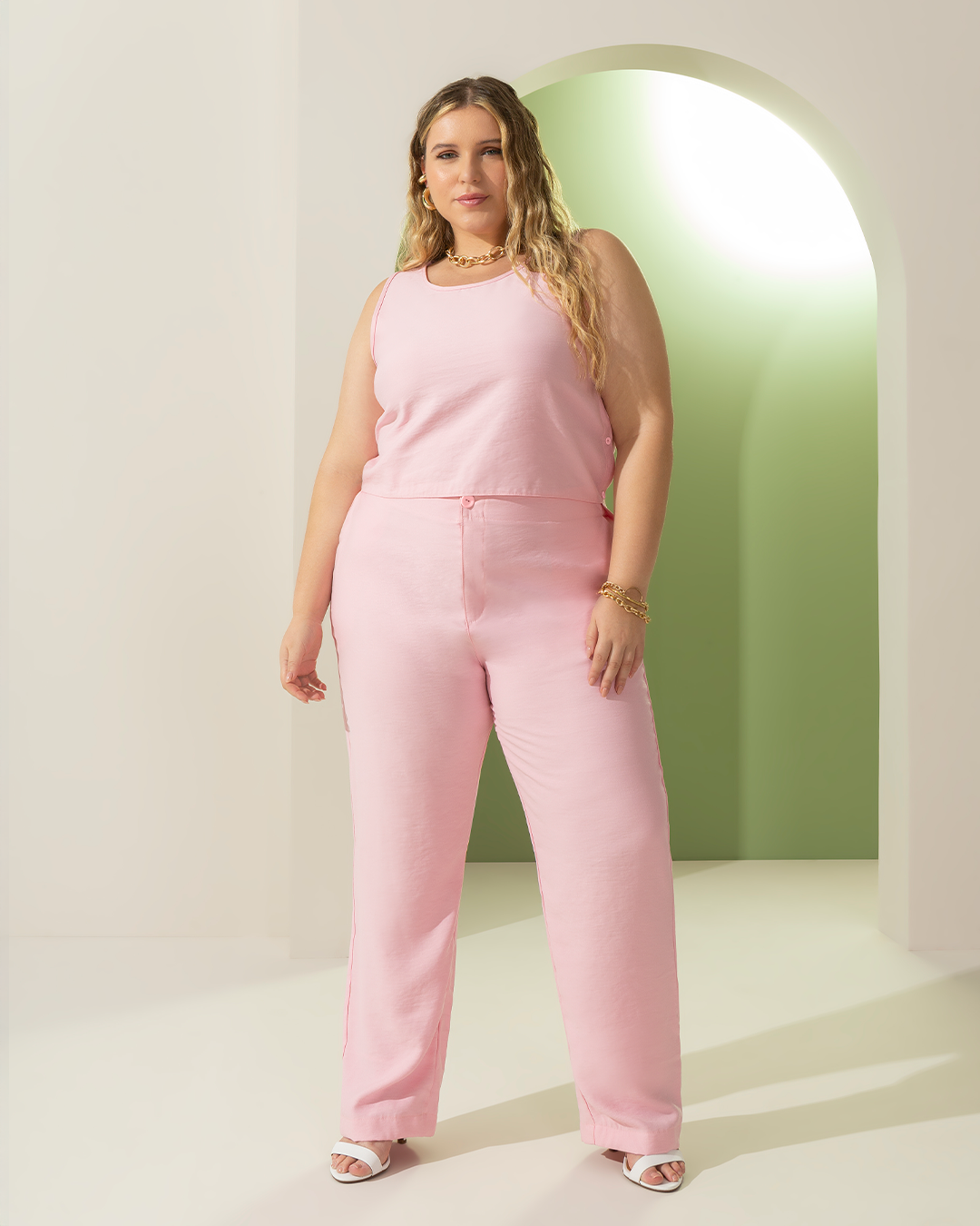 Modelo vestindo conjunto rosa