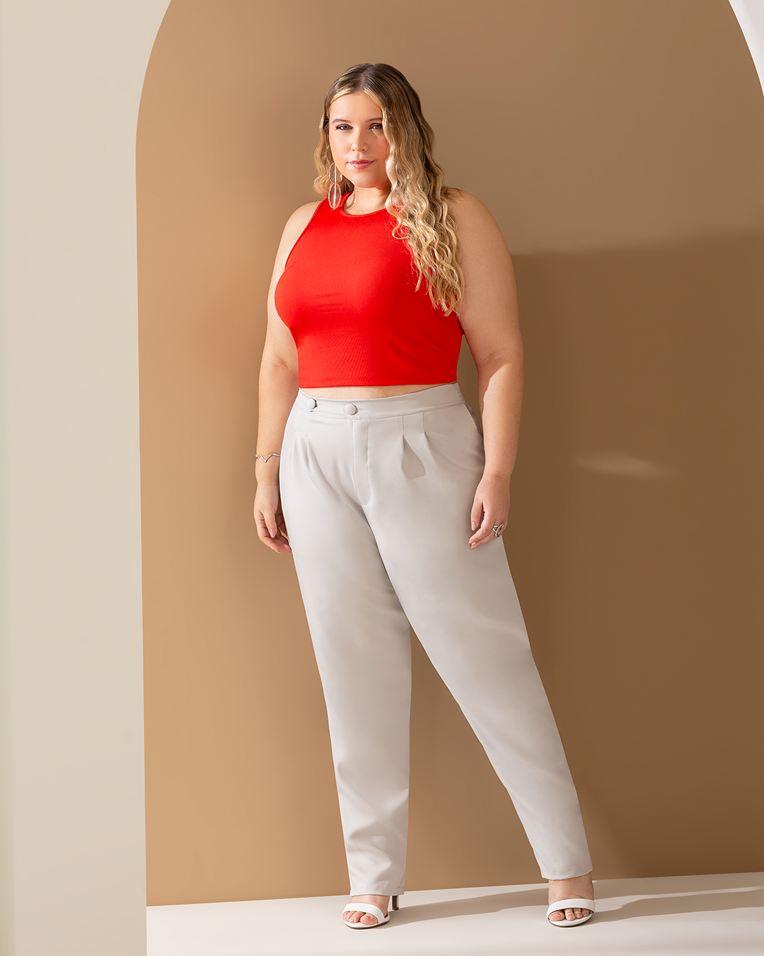 Modelo vestindo top vermelho e calça branca